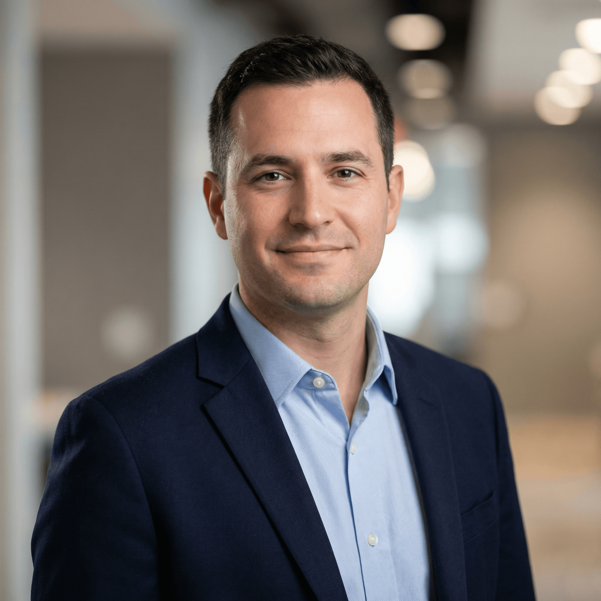 Headshot masculino corporativo gerado por IA — homem de paletó azul escuro com camisa social, fundo de escritório desfocado